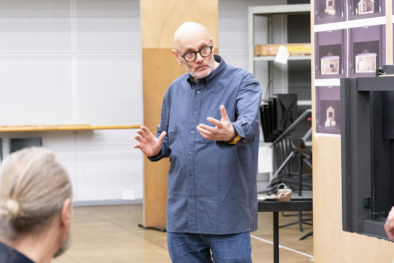 リチャード・ジョーンズによる演出説明（新国立劇場 稽古場にて）