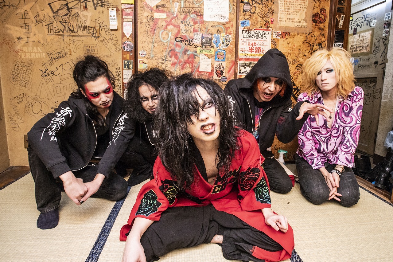 首振りDolls：L⇒R　Rakuカワサキ（Guitar）、Johnny Diamond  (Guitar)、nao (Vocal,Drums)、TRASH ART WORKS（VJ）、John(Bass)