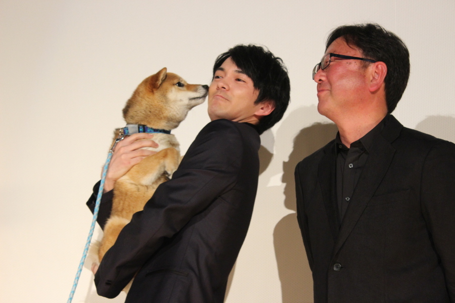 左から、柴犬チョコ、林遣都、東伸児監督