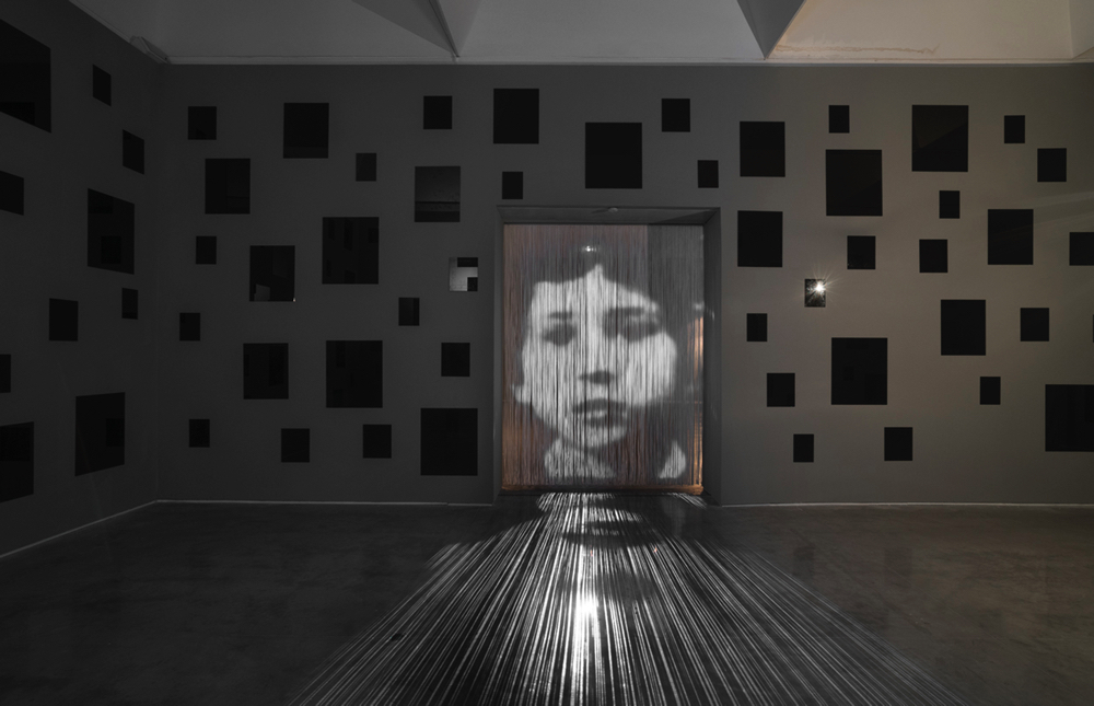 《合間に》 2010 / ビデオプロジェクション、ストリングス・カーテン / 作家蔵 (C) Christian Boltanski / ADAGP, Paris, 2019, Photo (C) The Israel Museum, Jerusalem by Elie Posner