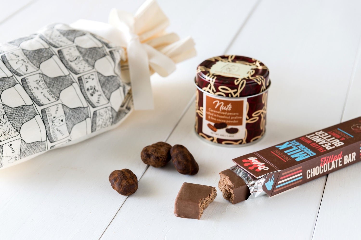 escher×イスラエル発祥ブランドMAX BRENNER ナッツ(40g)とミルクチョコレートバー 1,800 円(税込)