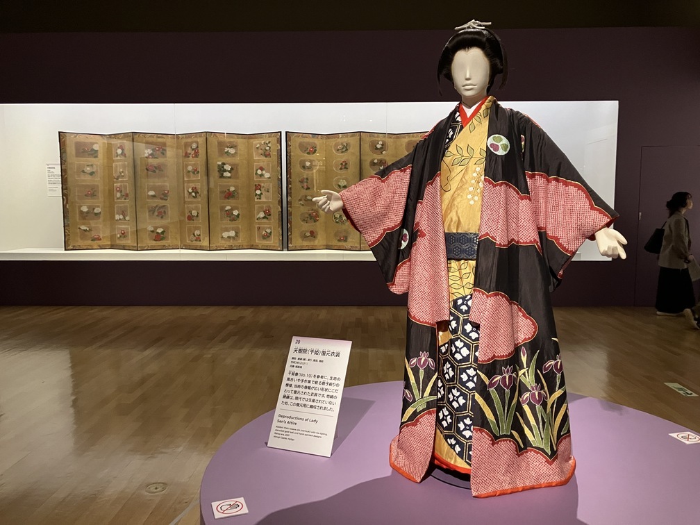 手前：《天樹院（千姫）復元衣装》 1具　令和3年（2021） 兵庫・姫路城蔵