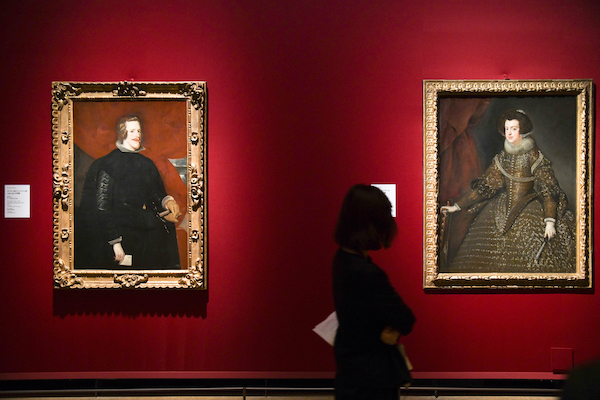左／ディエゴ・ベラスケス《スペイン国王フェリペ4世の肖像》 1631/32年　右／ディエゴ・ベラスケス《スペイン王妃イザベルの肖像》 1631/32年