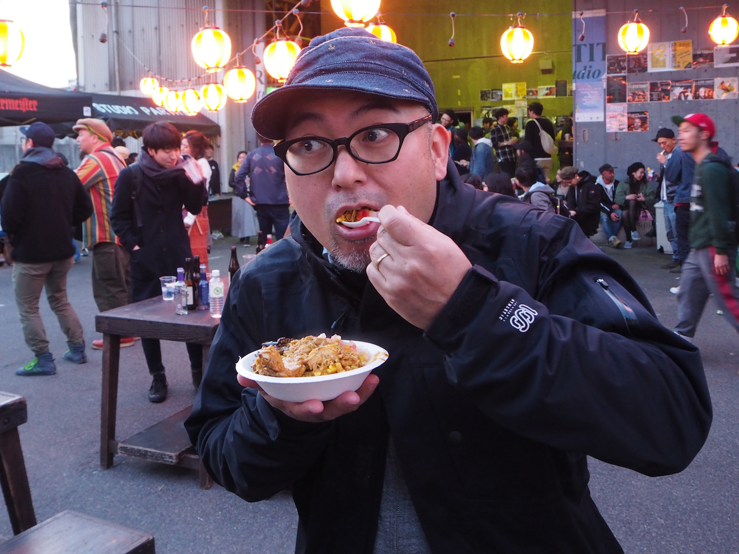 デッカオのチキンカレーを食べる男性　撮影＝senda