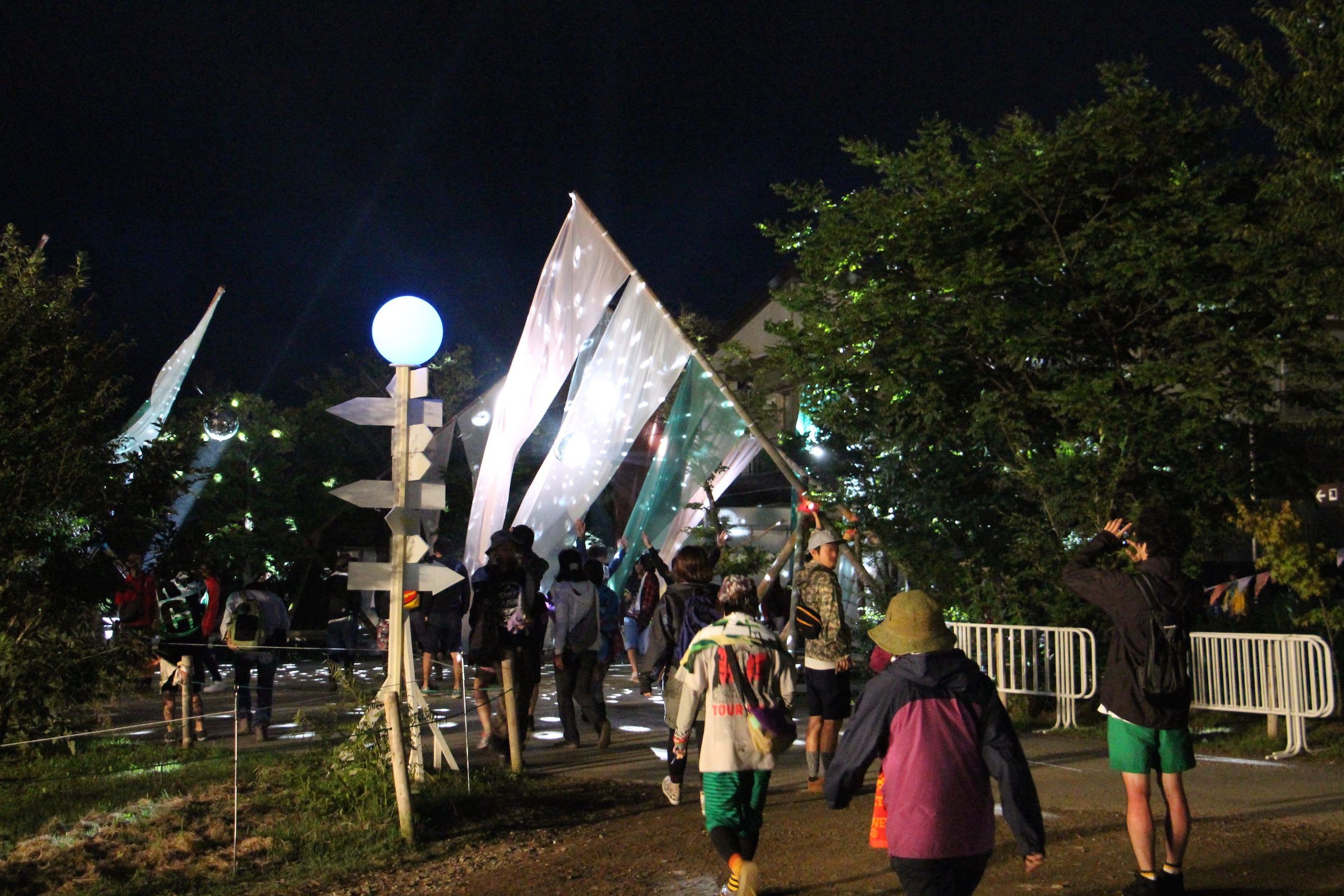ミラーボール、フラッグなどMt.FUJI STAGEへ