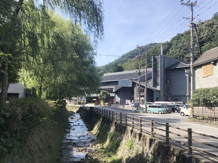 城崎温泉の中心を流れる大谿川。奥に見える黒い建物が［城崎国際アートセンター］。