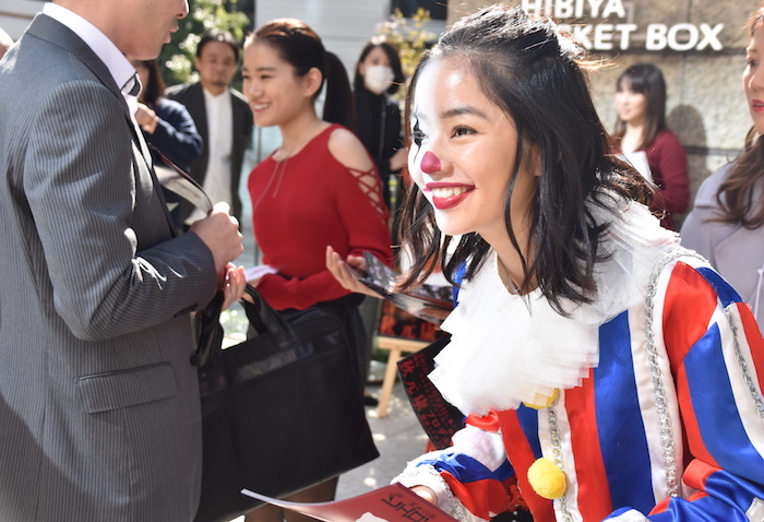 チラシを配る仲美海と前田悠雅