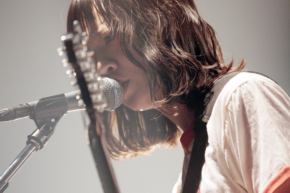 宮崎朝子（Gt/Vo） photo by 柴田恵理