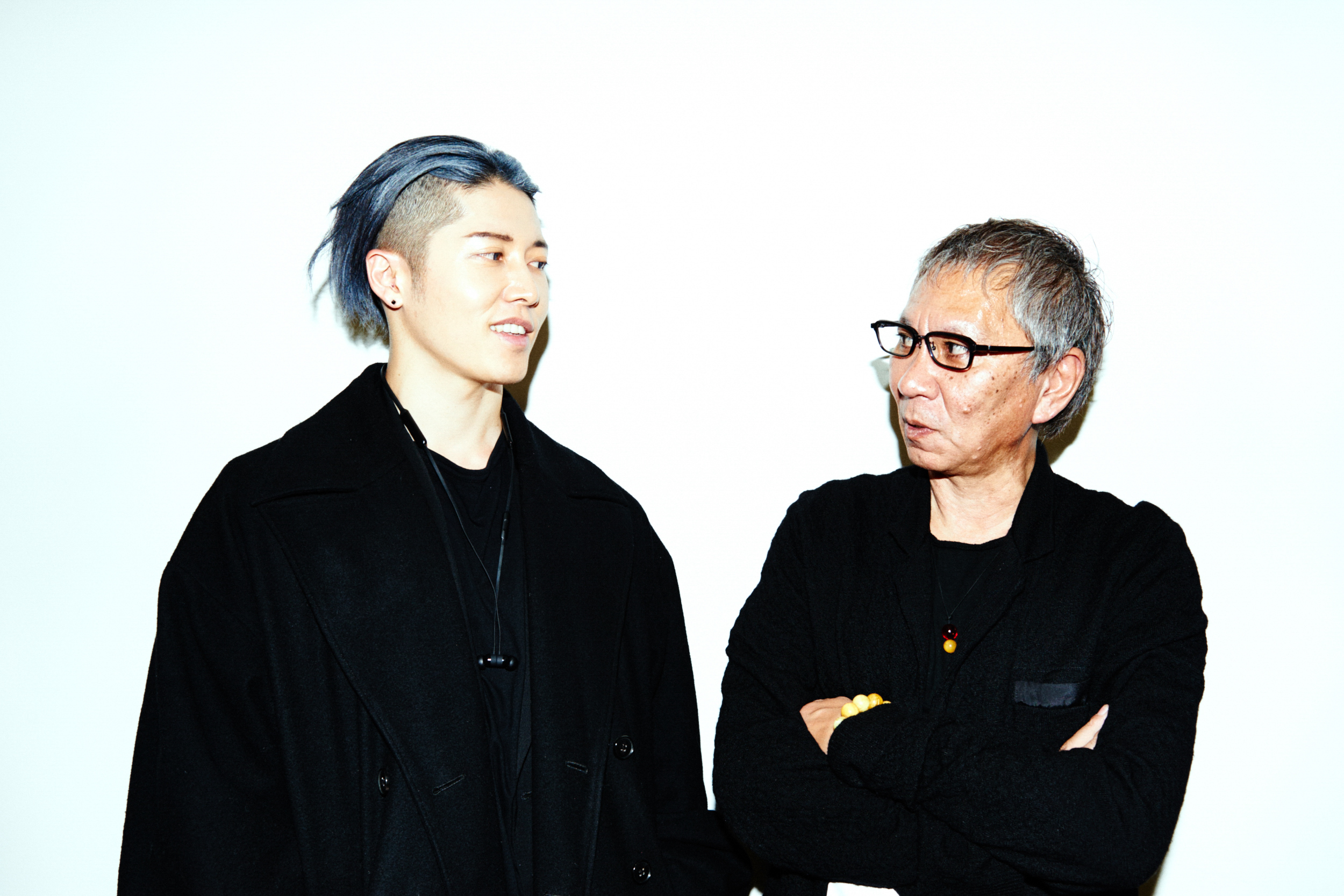 左から、MIYAVI、三池崇史監督