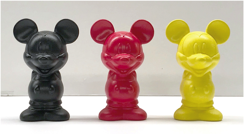 陶器製 HAPPINESS FIGURE 全3色¥950(税込み) ※本展覧会にて先行販売となります。 フュギュアの中には書籍「ミッキーマウス幸せを呼ぶ言葉」内 の25種のメッセージが入っています。 （C）Disney