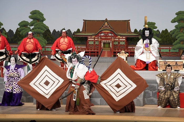 第二部『暫』（前列左より）加茂次郎=中村錦之助、鎌倉権五郎=市川海老蔵（後列左より）東金太郎=市川右團次、成田五郎＝市川男女蔵、清原武衡=市川左團次 ／(C)松竹