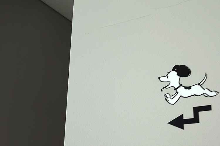壁のいたるところに案内役が。 (C) Peanuts Worldwide LLC