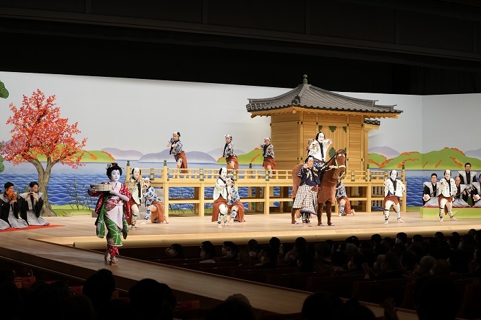 夜の部『團十郎娘』（左より）近江のお兼=市川ぼたん、漁師=中村鶴松、市川男寅、市川男女蔵、市川右團次、中村種之助、中村福之助 ／(C)松竹