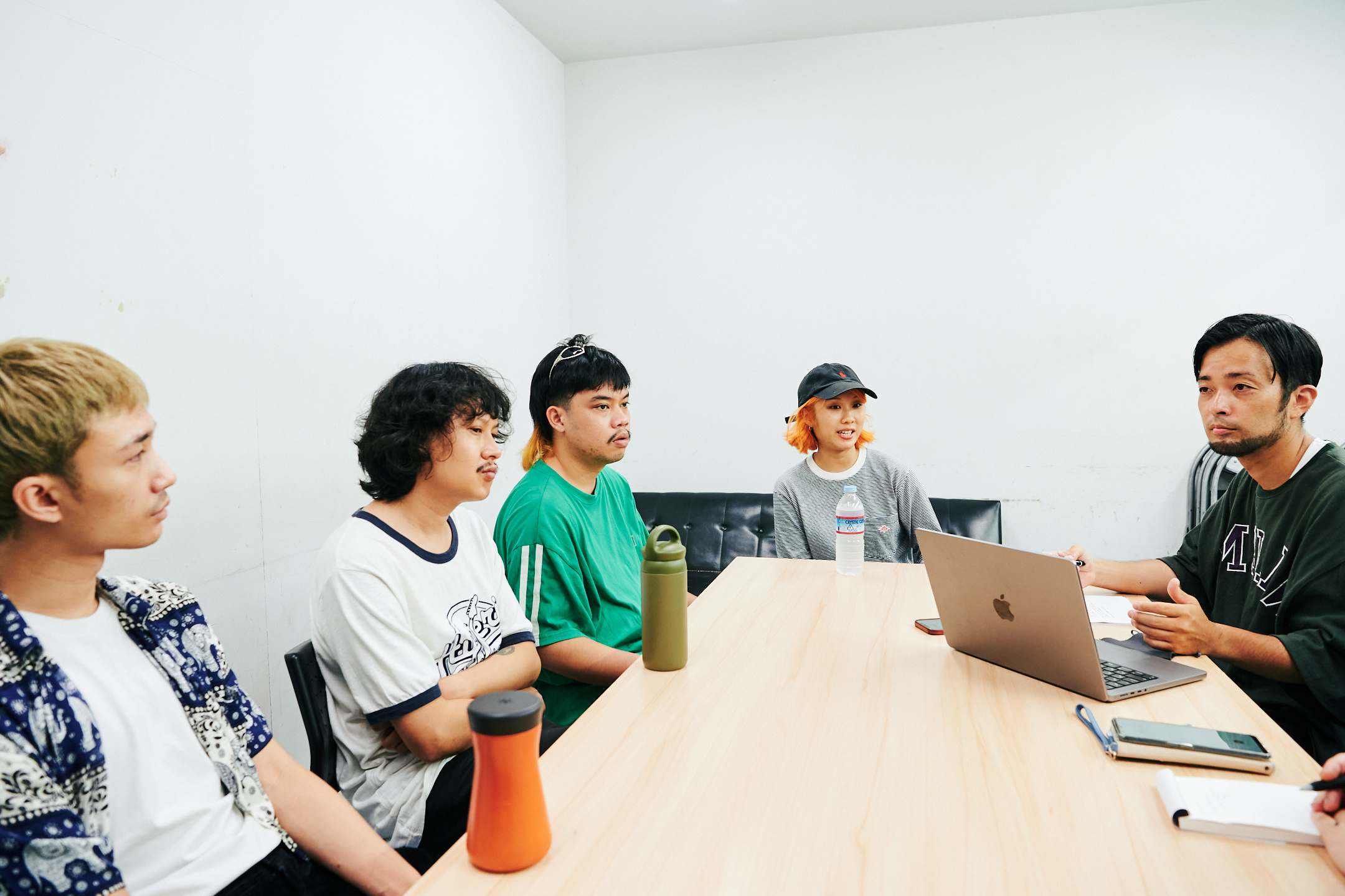 YONLAPA（奥からノイナ、フュー、ガン、ナーウィン）とインタビュアーの竹内琢也（右）