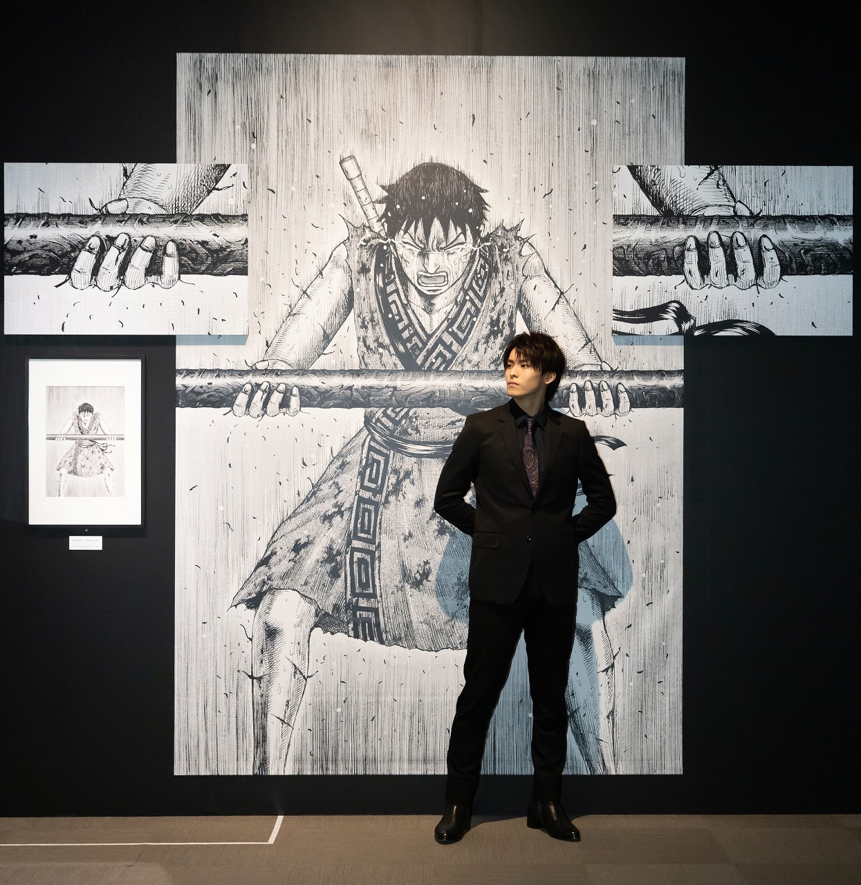 原 泰久描きおろしのイラスト、王騎の矛を手に号泣する信を前に　高野洸 　(C)原泰久／集英社