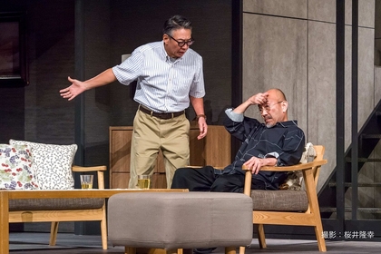 竹中直人と生瀬勝久による竹生企画、倉持裕による心理劇『マイクロバスと安定』が開幕　舞台写真＆コメントが公開