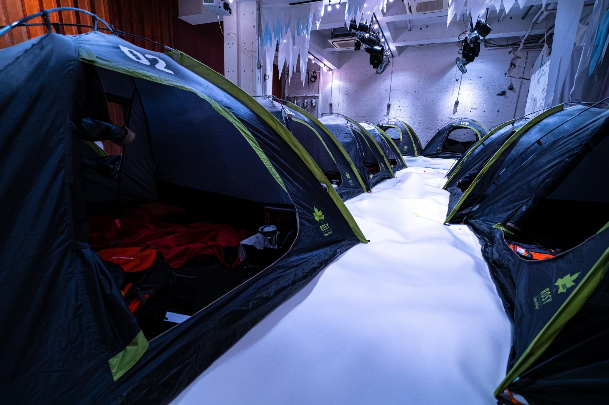 会場にはテントが林立 雪山遭難がテーマのリアル脱出ゲーム 閉ざされた雪山からの脱出 が札幌で1ヶ月限定の開催決定 Spice エンタメ特化型情報メディア スパイス