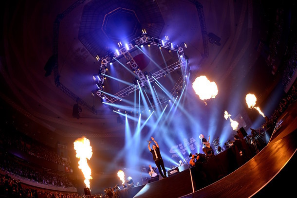 「SiM THE TOUR 2015 FiNAL -ONE MAN SHOW at BUDOKAN-」の様子。（撮影：半田安政[showcase]）