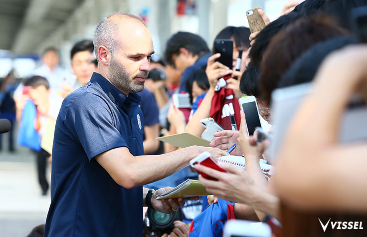 18日（水）に来日したイニエスタ。関西国際空港には大勢のファンが集結した