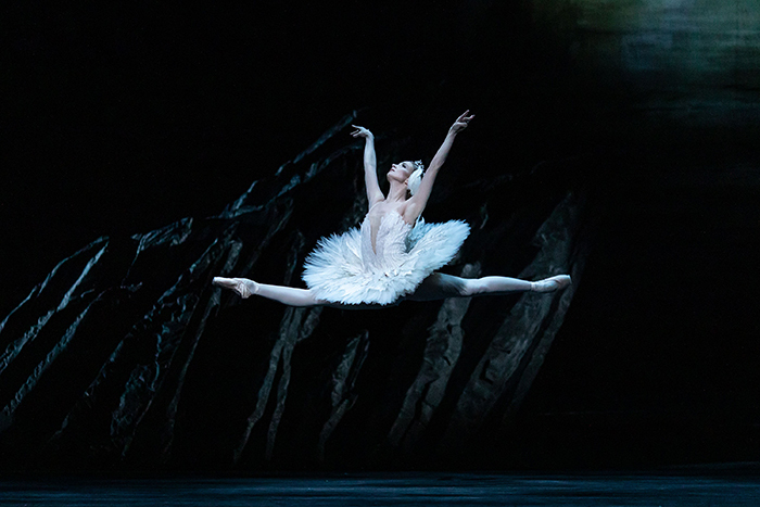 Lauren Cuthbertson as Odette in Swan Lake, The Royal Ballet ©2020 ROH