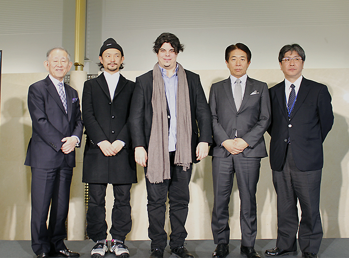 左から東急文化村西村友伸代表取締役社長、真鍋大度、アンドレア・バッティストーニ、ソニー音楽財団軽部重信専務理事、東京フィルハーモニー交響楽団工藤真実常務理事