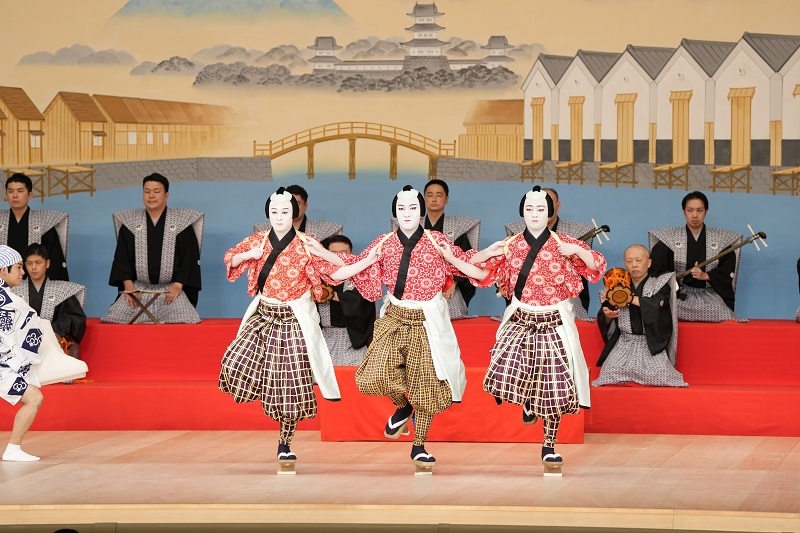 第三部『越後獅子』（左より）角兵衛獅子=中村歌之助、中村橋之助、中村福之助 ／(C)松竹