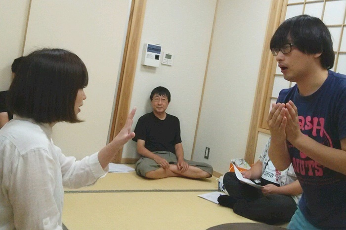 『隣にいても一人』演出中の天野天街（中央） ［写真提供］雨傘屋