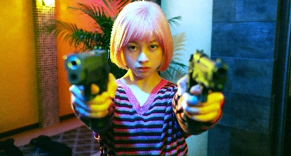橋本環奈はクールに二丁拳銃を構え、城田優は超人的パワーを発揮　映画『バイオレンスアクション』場面写真8点を解禁