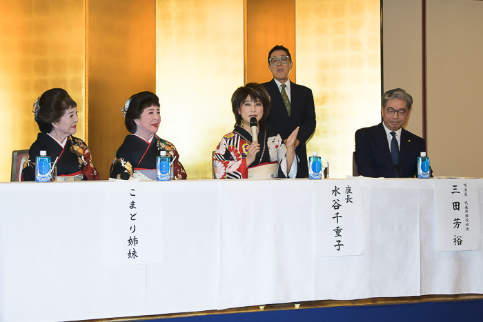 左から、こまどり姉妹、水谷千重子、あご勇、明治座代表 三田芳裕氏。