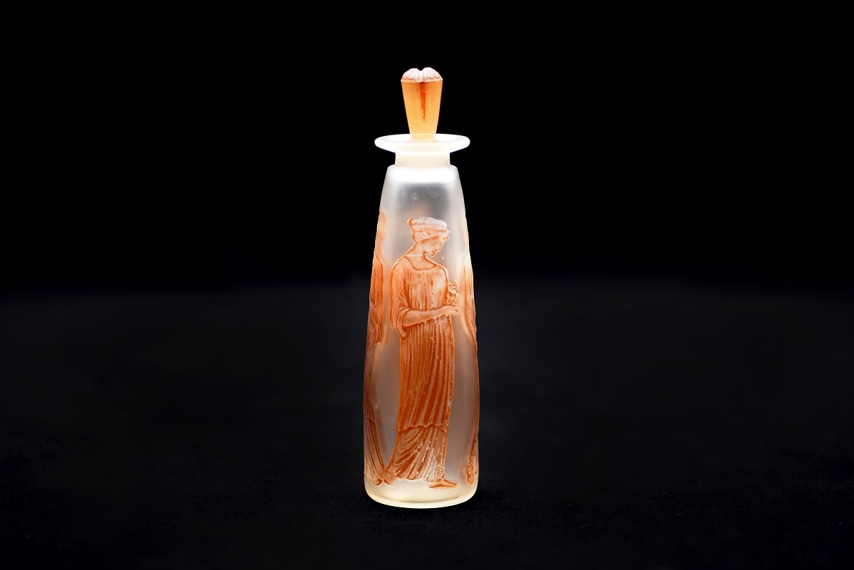 香水瓶《アンブル・アンティーク》コティ社 1910年　透明ガラス、型吹き成形、栓はプレス成形、サチネ、パチネ