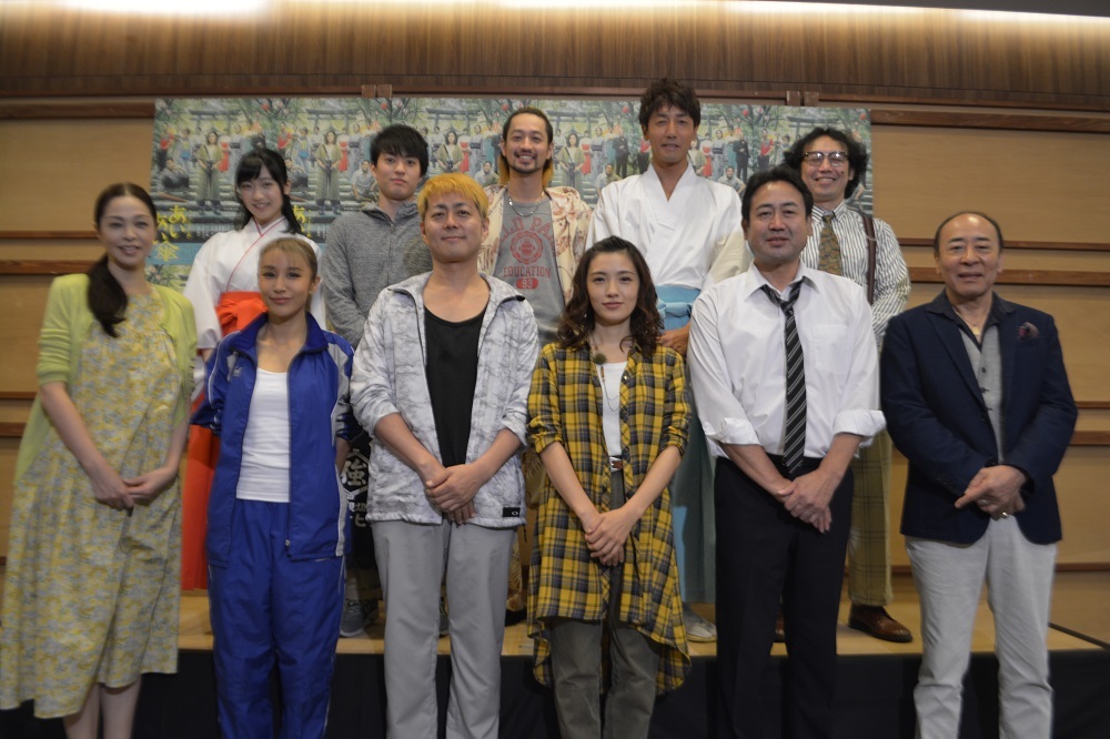 一列目・左から： 川原亜矢子、鈴木紗理奈、宅間孝行、星野真里、永島敏行、モト冬樹、二列目・左手から：前島亜美、大薮 丘、竹財輝之助、弓削智久、越村友一