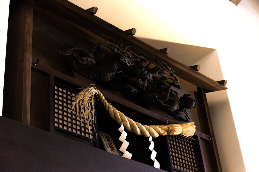 「真澄」入口付近の神棚。同様にどこの酒蔵でも、きれいに整えられた神棚が店を見守っていた。 撮影：大塚正明