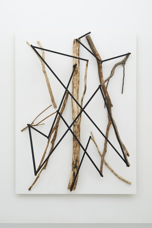 景間律 Law of Interstitial Scenery 2019 wood, acrylic h.180.7 x w.135.0 x d.37.3 cm (C)Kishio Suga
