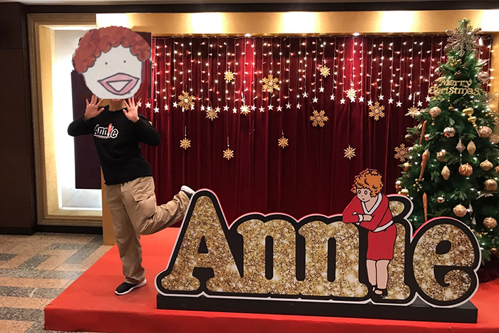 振付がめっちゃ可愛いのでマネする筆者 　（世宗文化会館 大劇場ロビー）
