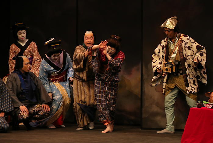 六本木歌舞伎 第二弾『座頭市』ゲネプロより 寺島しのぶが二役早替の一場面