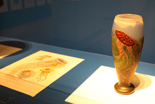 （右）《クラゲ文花瓶》（1900～1904年、北澤美術館蔵）