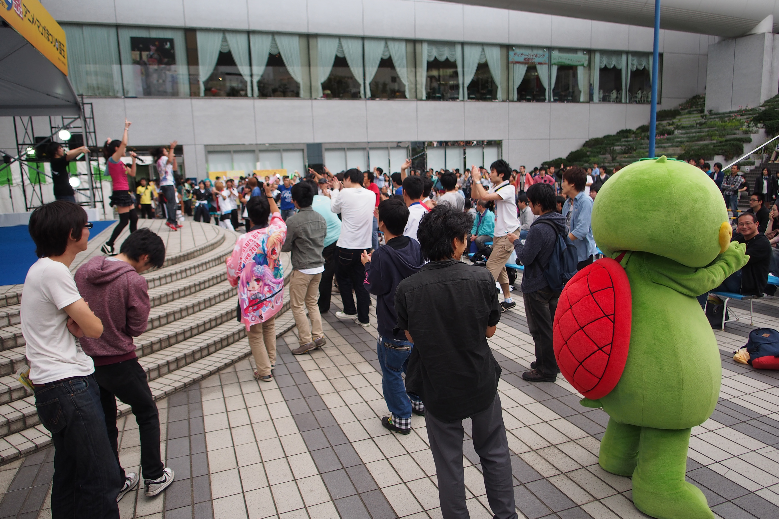 第２回アニ玉祭（2014年）の様子。右に写っているのは、ヲタ芸をする埼玉県志木市のカパル。筆者撮影