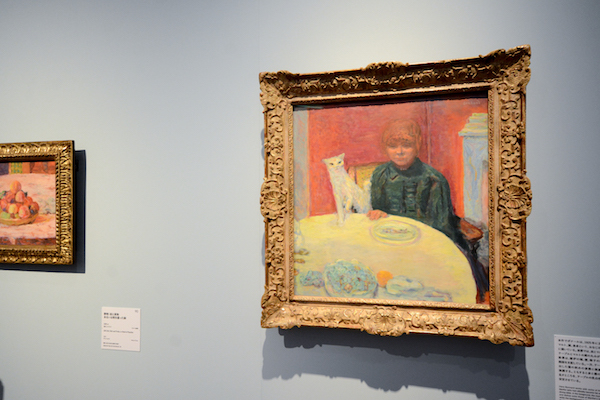 手前／ピエール・ボナール《猫と女性 あるいは 餌をねだる猫》 1912年頃　油彩、カンヴァス  オルセー美術館