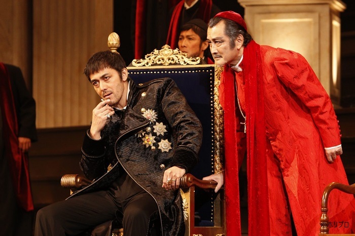 2020年上演『ヘンリー八世』（左から）阿部寛、 吉田鋼太郎
