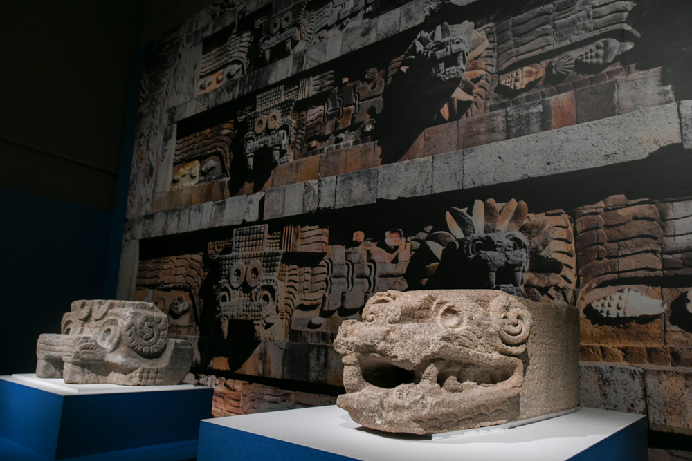 手前：《羽毛の蛇神石彫》　テオティワカン文明　200〜250年　テオティワカン考古学ゾーン