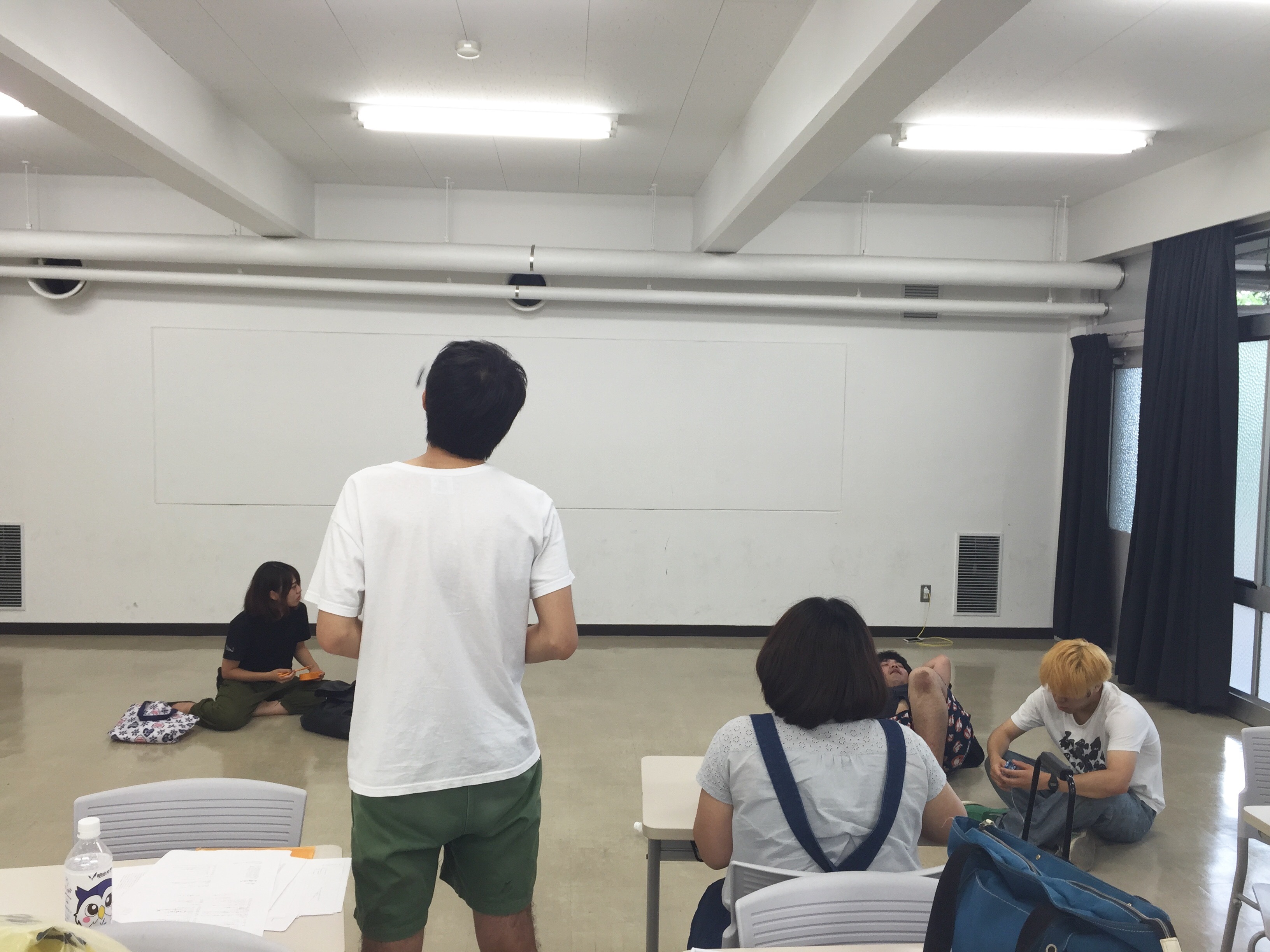 稽古を見つめる伊藤拓（左）と演出助手の大木菜摘（右）