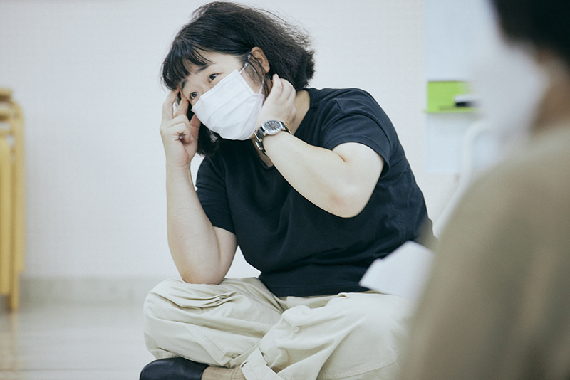 数々の舞台や映像で強烈な個性を残す伊藤修子も玉田企画に初出演。マスク越しにも伺える緩急豊かな表情が瞬時に「笑い」を誘う。