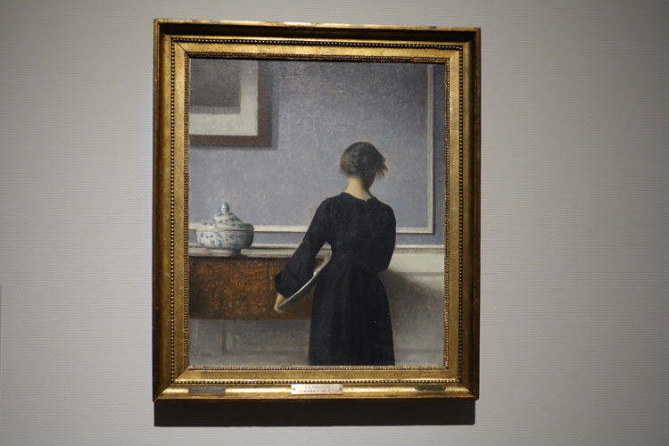 ヴィルヘルム・ハマスホイ《背を向けた若い女性のいる室内》1903 – 04年　ラナス美術館