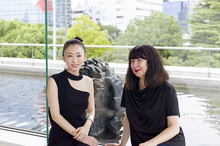 左から松雪泰子、マリー・ブラッサール