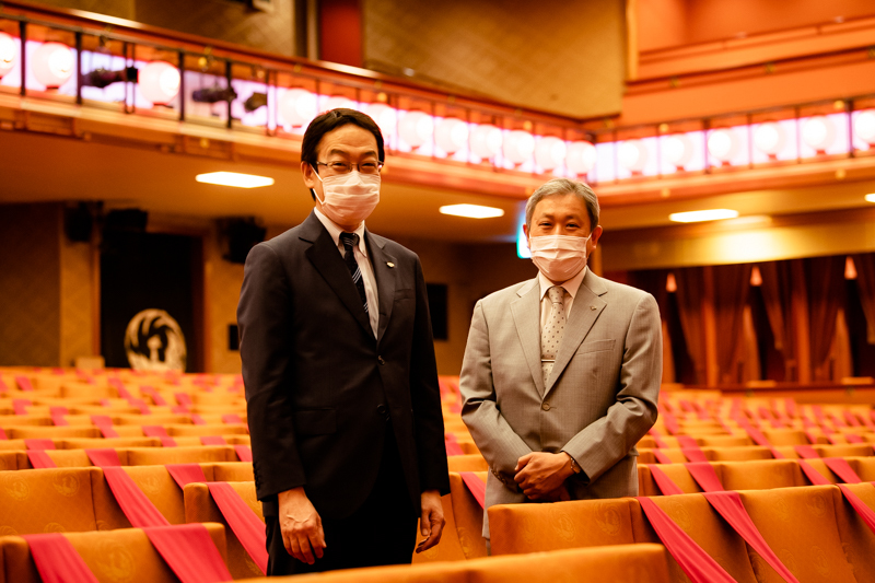 （左から）歌舞伎座支配人の千田学さんと、歌舞伎製作部部長の橋本芳孝さん