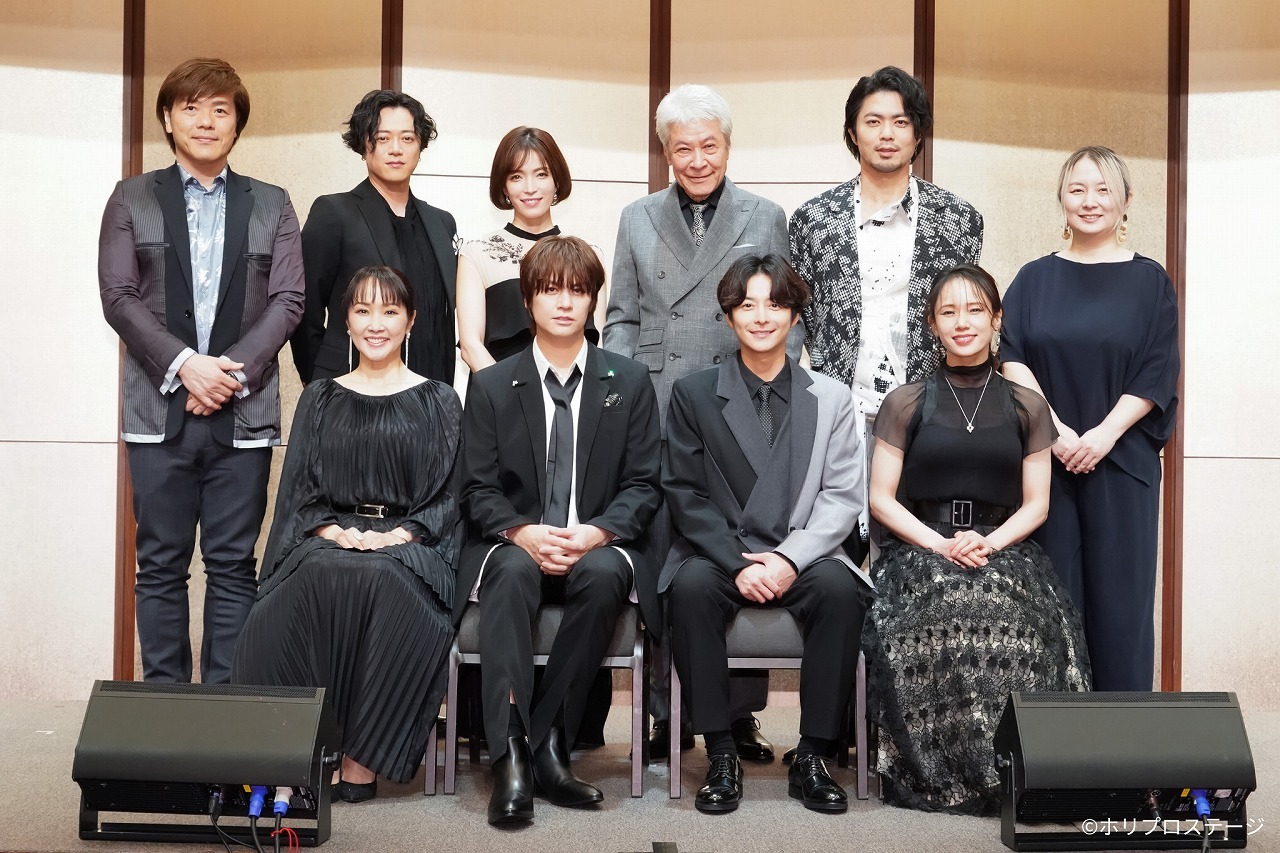 （上段左より）平野啓一郎（原作著者）、上川一哉、知念里奈、鹿賀丈史、上原理生、瀬戸山美咲（脚本・演出）（下段左から）濱田めぐみ、浦井健治、小池徹平、ソニン 　　　　　　　　　撮影：田中亜紀