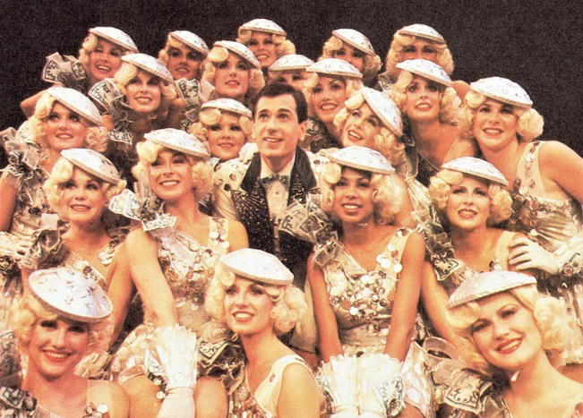ブロードウェイ初演（1980年）の舞台より、〈お金がたっぷり〉のナンバー。リー・ロイ・リームズ（中央）とダンサーたち　Photo Courtesy of Lee Roy Reams