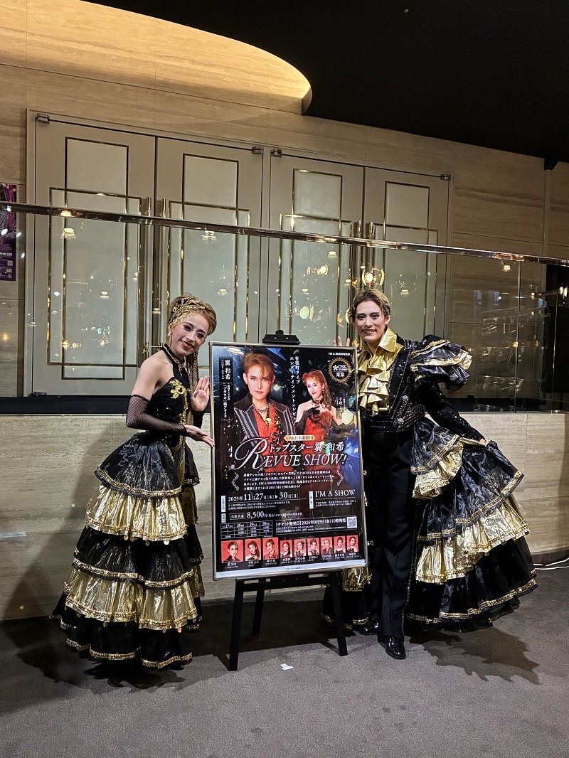 （右から）トップスター翼和希、娘役トップスター千咲えみ                         (C)OSK日本歌劇団