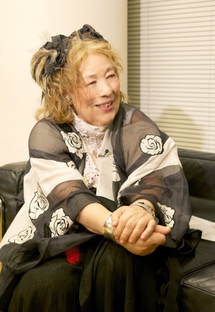和やかにインタビューに応えるフジコ・ヘミング