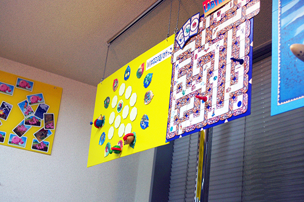 天井からはゲームのサンプルが吊り下げられている工夫も (C) Dear Spiele